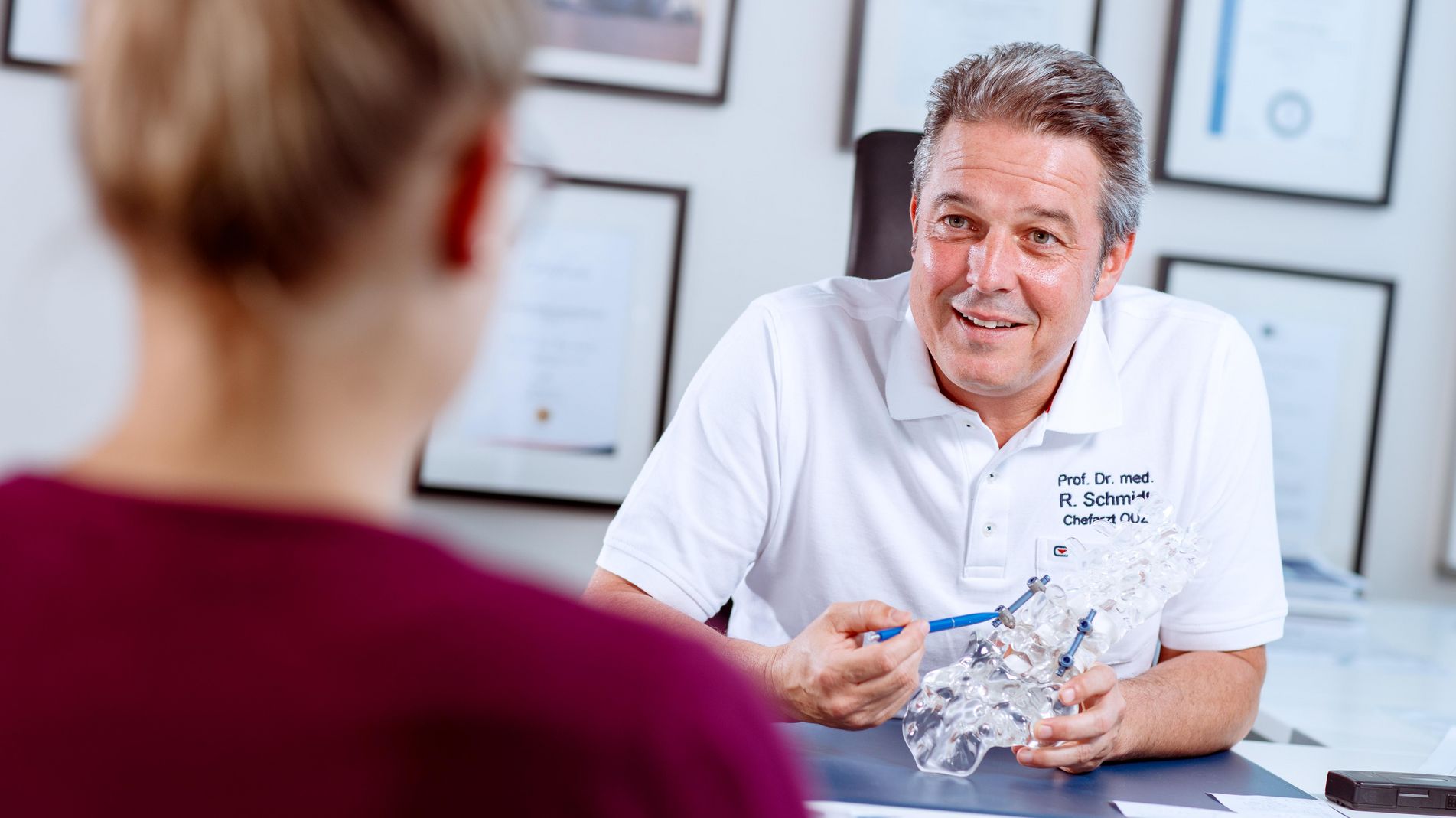 Arzt im Gespräch mit Patientin