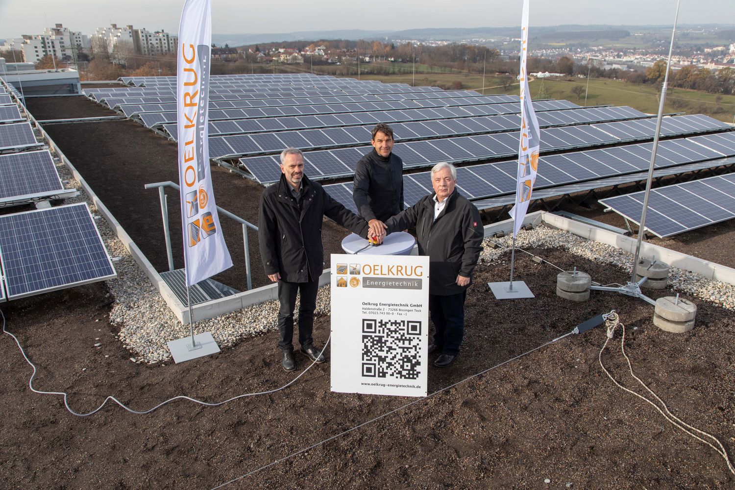 Die ALB FILS KLINIKEN nehmen die Photovoltaikanlage auf dem Dach des Parkhauses in Betrieb (v.l.: Wolfgang Schmid, Geschäftsführer, Martin Oelkrug, Geschäftsführer der Oelkrug Energietechnik GmbH, und Walter Ruschel, Leiter Geschäftsbereich Baumanage