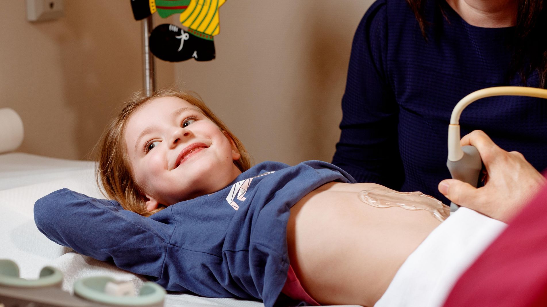Kind bei einer Ultraschalluntersuchung