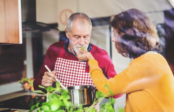 Mann und Frau kochen