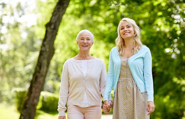 Zwei Frauen gehen spazieren