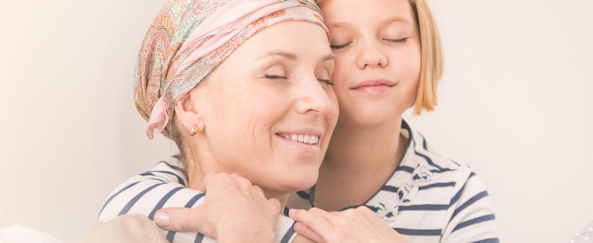 Frau nach Chemotherapie mit Tochter